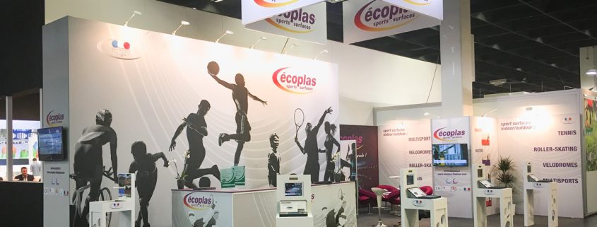 Conception stand Ecoplas avec banque d'accueil, bornes interactives pour Ecoplas