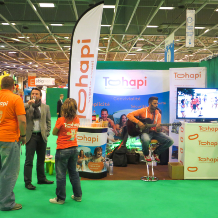 Stand d'exposition displays pour Tohapi. Drapeaux murs d'images et banque modulables.