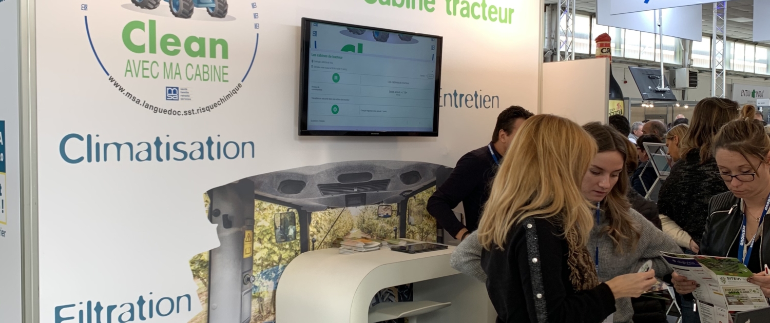 Stand Le Transversale modulable en cadre aluminium et tissus tendus. Évolutif et adaptable selon les implantations. Signalétique réutilisable.