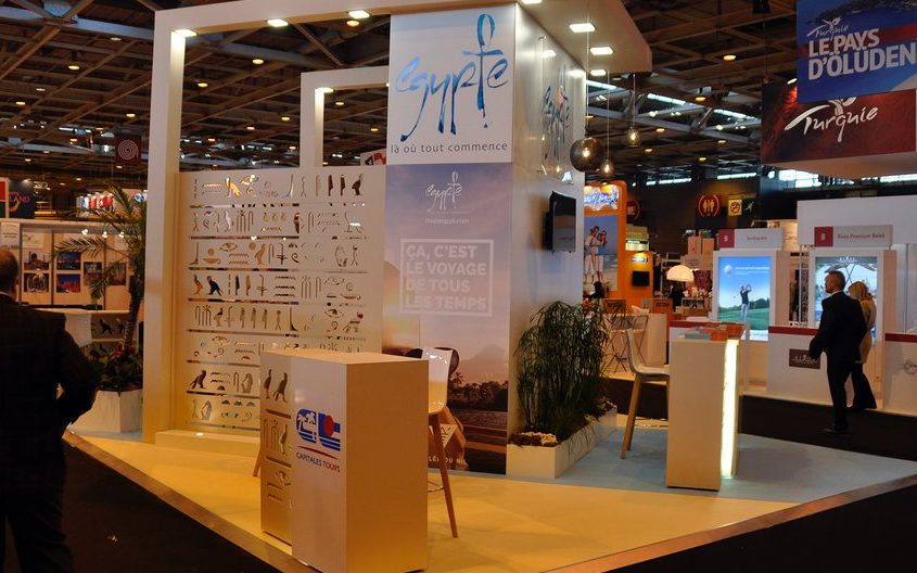 Stand en menuiserie avec découpe numérique, décoration egyptienne et plancher technnique pour le salon MAP Paris