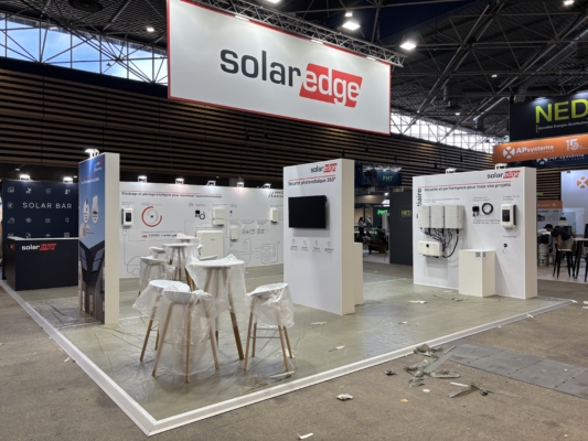 Stand Le Transversale modulable en cadre aluminium et tissus tendus. Évolutif et adaptable selon les implantations. Signalétique réutilisable.