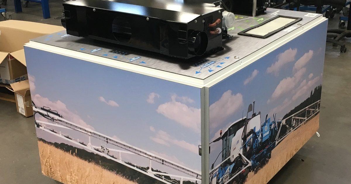 Caisse de transport qui se transforme en podium d'exposium