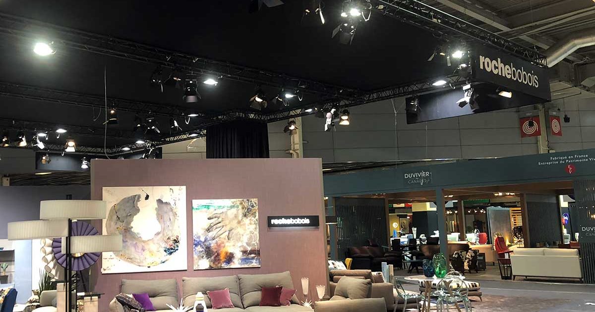 Conception et mise en lumière du stand Roche Bobois sur la Foire de Paris 2018 - Pont lumière et vélum noir