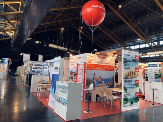 Fabrication de stand tournant - conception et aménagement logistique sur 3 salons en France (Lille Paris Lyon) tissu tendu - oriflammes - menuiseries personnalisées - ballon gonflable mobilier et luminaires