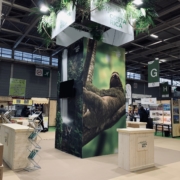 Conception et fabrication stand Costa Rica - enseigne haute végétalisée jungle - banques bois PEFC Visuels grands formats - impression numérique sur bois