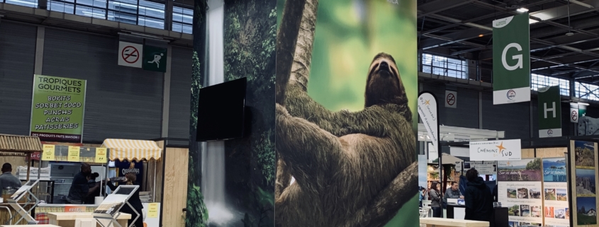 Conception et fabrication stand Costa Rica - enseigne haute végétalisée jungle - banques bois PEFC Visuels grands formats - impression numérique sur bois