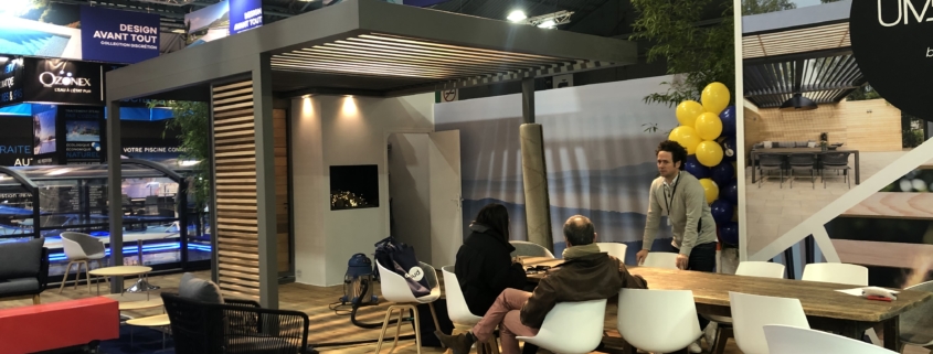 Scénographie - Agencement et conception stand de 500 m2 pour Abrisud. Location de mobilier / Décoration florale et habillage des sols - Habillage spécifiques pour les piscines et abri de piscine.