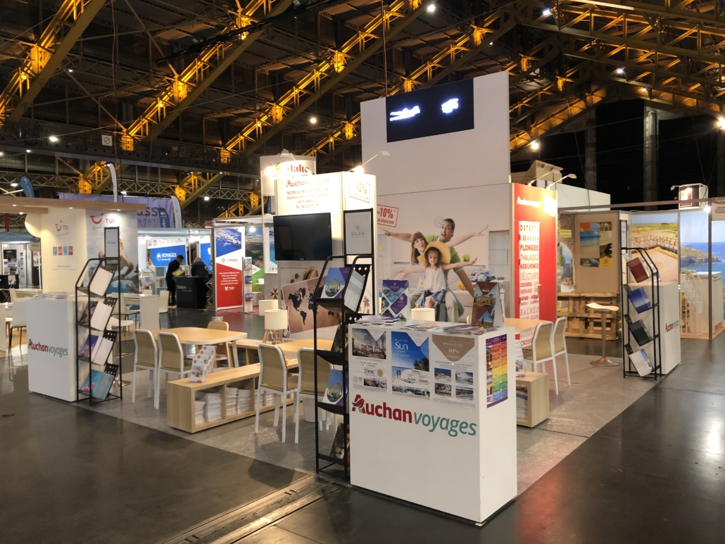 Conception et installation de stands pour foire et exposition. Salon Mahana Lyon 2020. Solution de stand Le Transversale avec impression de tissus tendus et enseignes hautes. Location de mobilier et de plantes thématiques.Réserve géante 6x4m