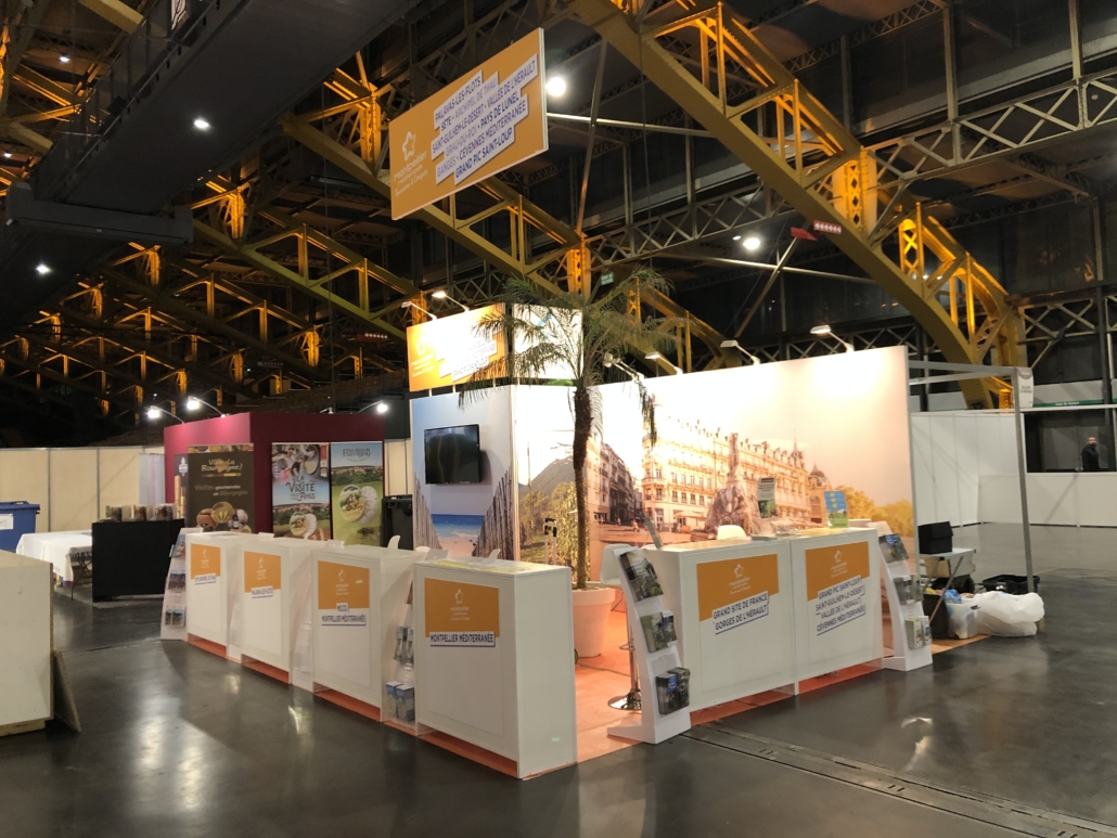 Conception et installation de stands pour foire et exposition. Salon Mahana Lyon 2020. Solution de stand Le Transversale avec impression de tissus tendus et enseignes hautes. Location de mobilier et de plantes thématiques.