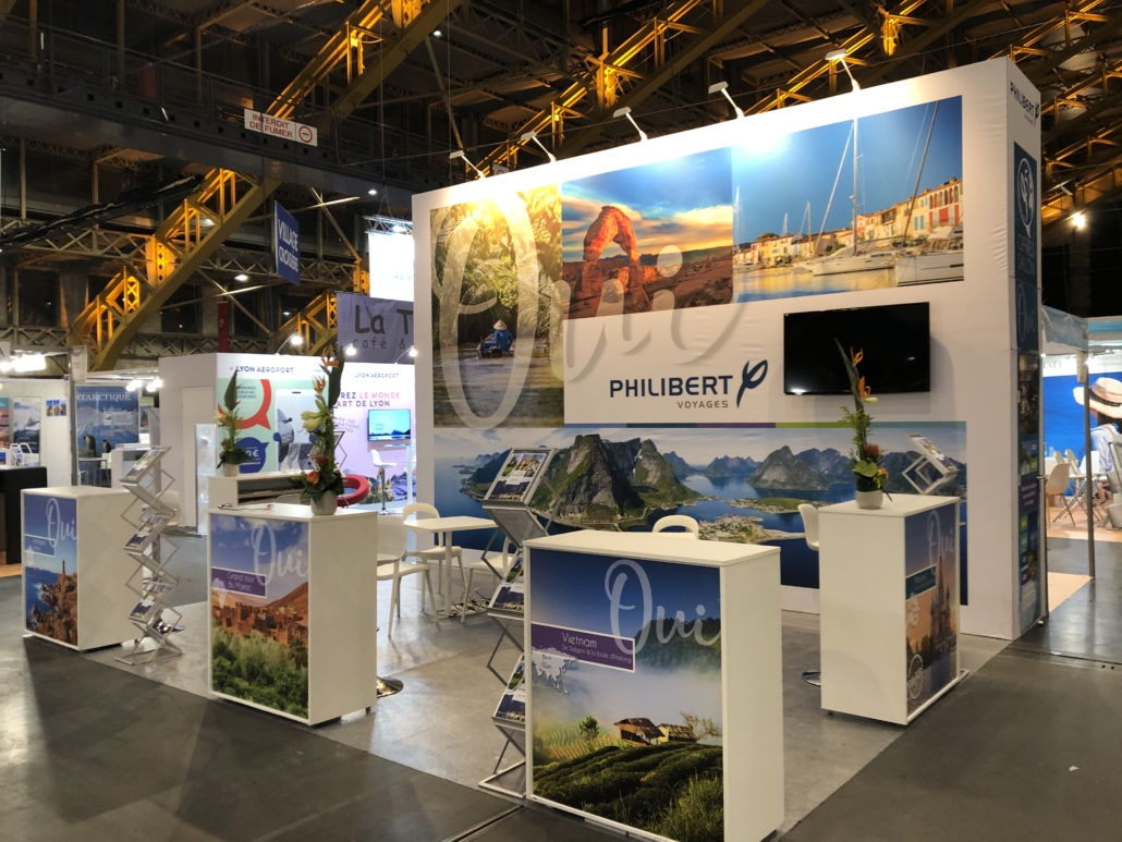 Conception et installation de stands pour foire et exposition. Salon Mahana Lyon 2020. Solution de stand Le Transversale avec impression de tissus tendus et enseignes hautes. Location de mobilier et de plantes thématiques.Réserve géante 6x4m