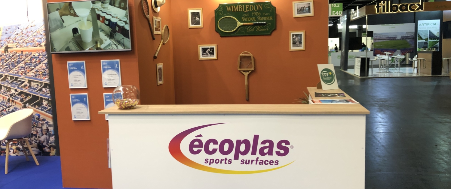 Conception stand Ecoplas avec banque d'accueil, bornes interactives pour Ecoplas