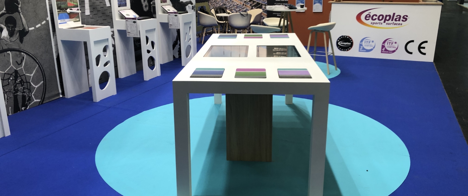 Conception stand Ecoplas avec banque d'accueil, bornes interactives pour Ecoplas