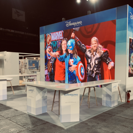 Stand modulable avec mensuierie et totem rétro éclairés pour un grand format de communication sur salon des comités d'entreprise