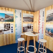 Stand eco concu Port de Sète - escale à Sète. Conception et fabrication stand avec matériaux RSE et logistique évènementielle adaptée et durable.