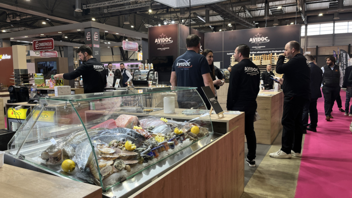 Stand sur mesure en menuiserie et tissu dos noir Eclairage LED - fixation produits client Agroalimentaire