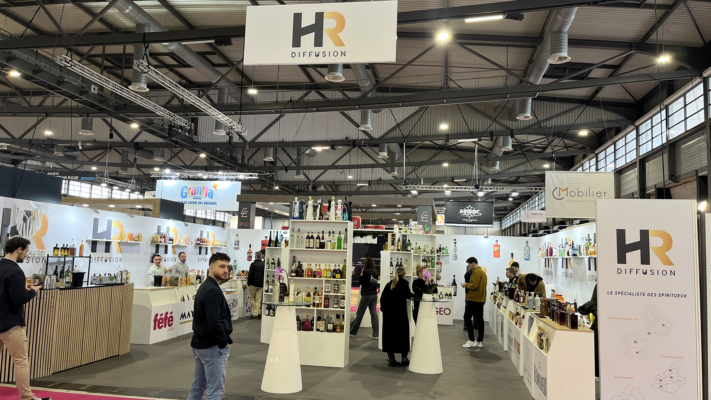 Stand 100% tissu avec cloisons modulable aluminium 100 m2 d'espace avec enseigne haute tissu - Banques menuisées