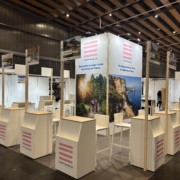 Stand Le Transversale évolutif et adaptable à tout type de salon, mobilier sur-mesure et impressions grand format.