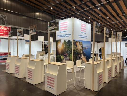 Stand Le Transversale évolutif et adaptable à tout type de salon, mobilier sur-mesure et impressions grand format.