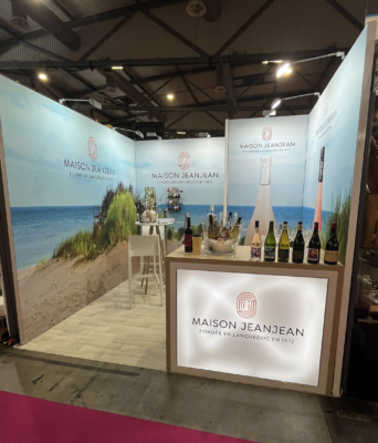 Stand Rétro éclairé avec banque menuisée et supports bouteilles muraux