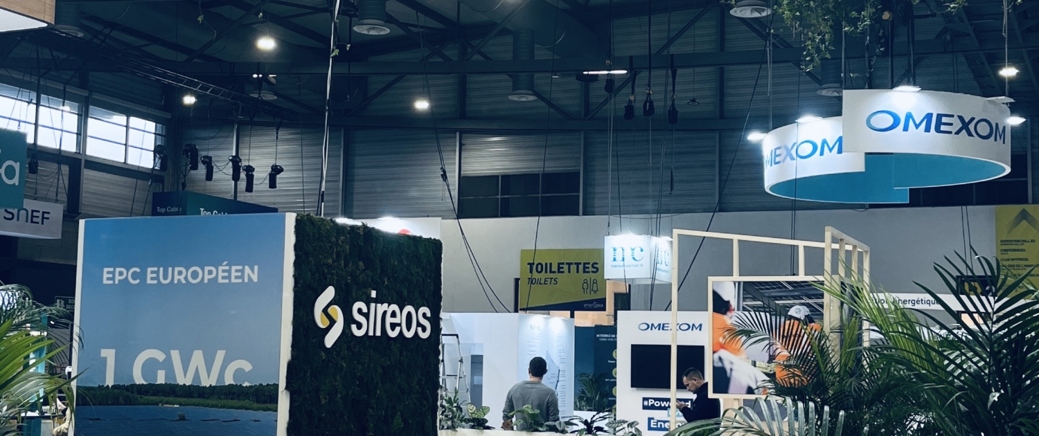 Stand Sireos - Energaia 2025 Fabrication de stands sur mesure. Sireos sur Energaia 2025 avec enseigne haute bois peinture et végétaux