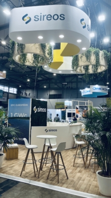 Fabrication de stands sur mesure. Sireos sur Energaia 2025 avec enseigne haute bois peinture et végétaux 