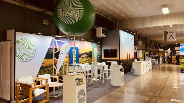 Stand RSE Transversale. Conception de stand sur mesure pour salon et foire expo Occitanie France et europe. Tissus tendus et impressions grands formats