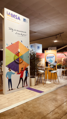 Stand Sur mesure pour la MSA. conçu par Transversale avec plancher lino et architecture stand grand format