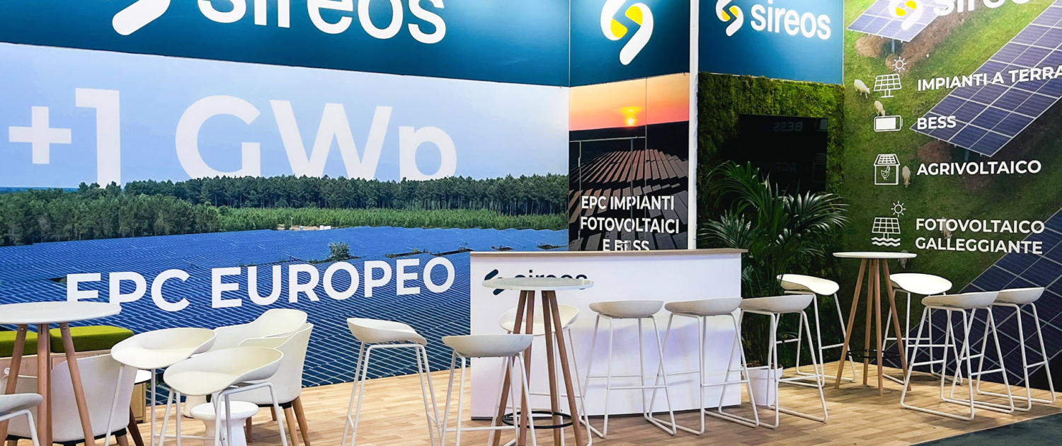 Sireos - Key Energies 2026 Stand Le Transversale modulable en cadre aluminium et tissus tendus. Évolutif et adaptable selon les implantations. Signalétique personnalisée et réutilisable.