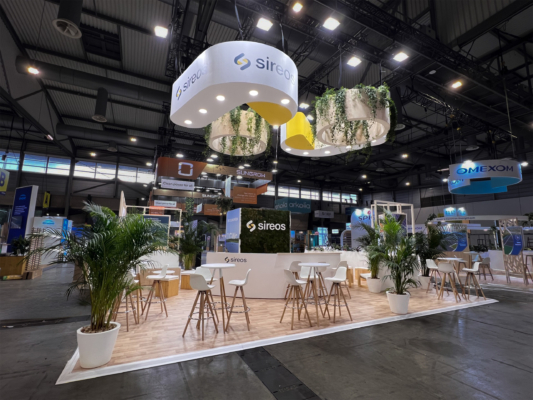 Stand 100 % sur mesure et réutilisable en France et en Europe mur et enseigne végétalisée.