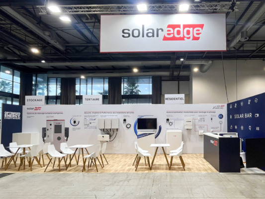 Stand Le Transversale modulable et réutilisable avec tissus tendus grands format et enseigne haute personnalisés