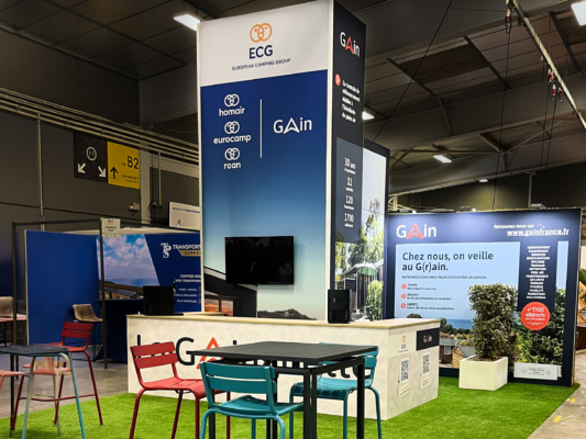 Stand Le Transversale modulable en cadre aluminium et tissus tendus. Évolutif et adaptable selon les implantations. Signalétique réutilisable.